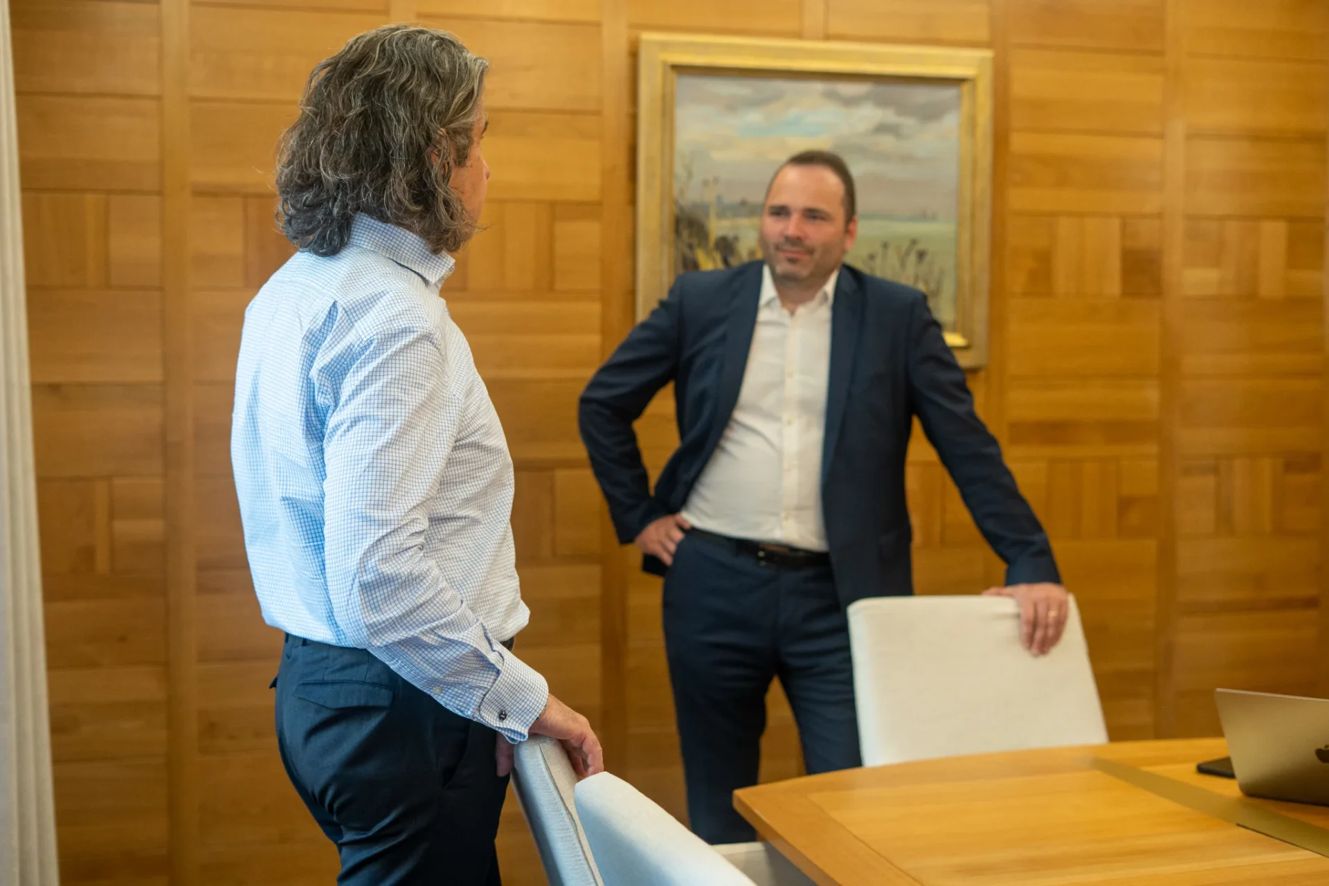 Deux consultants de Board Search échangeant dans leurs bureaux
