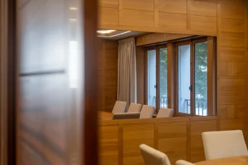 Salle de réunion aux boiseries des bureaux de Board Search
