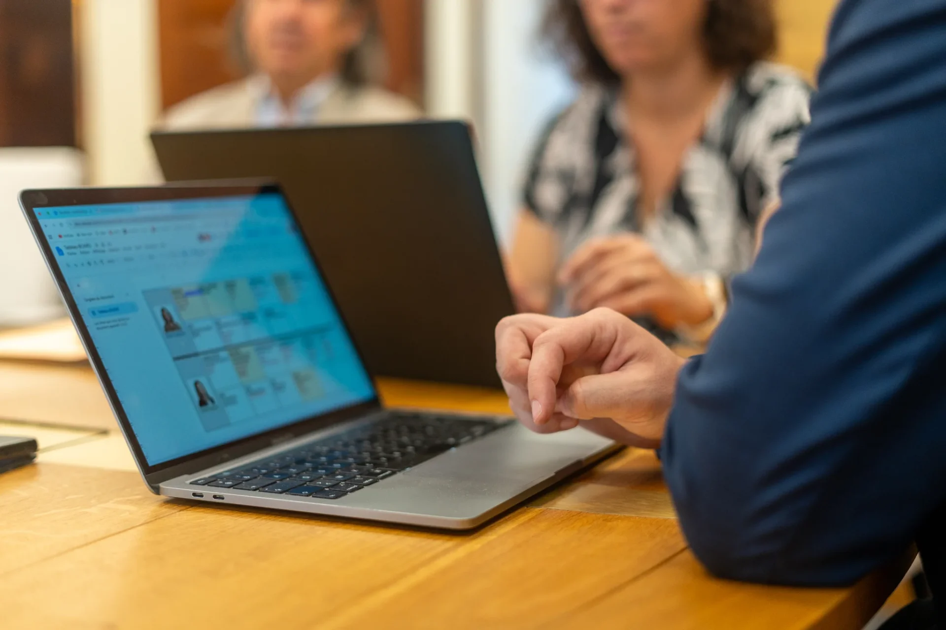 Consultant de Board Search préparant une mission sur ordinateur