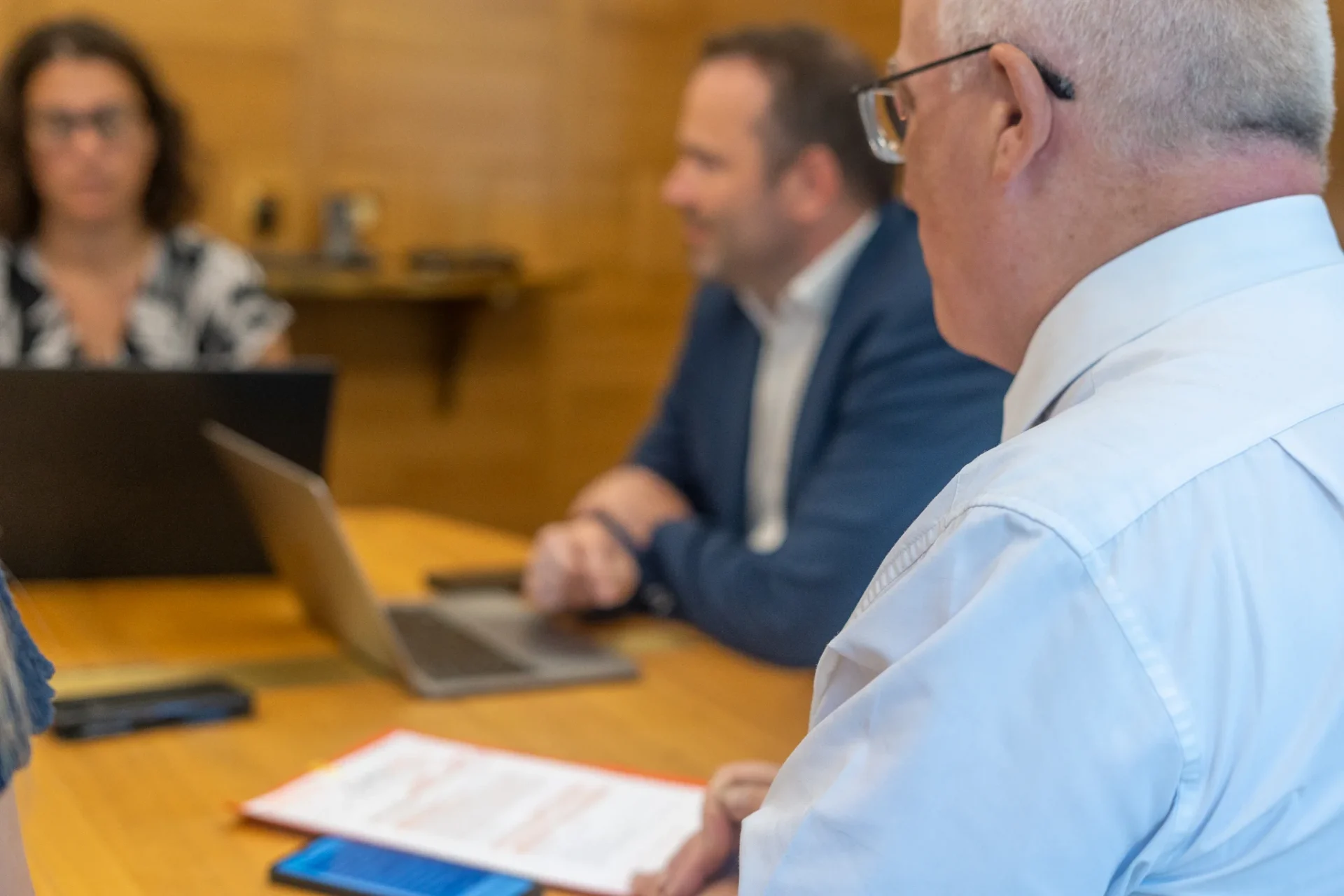 Consultants de Board Search échangeant sur une mission de recrutement