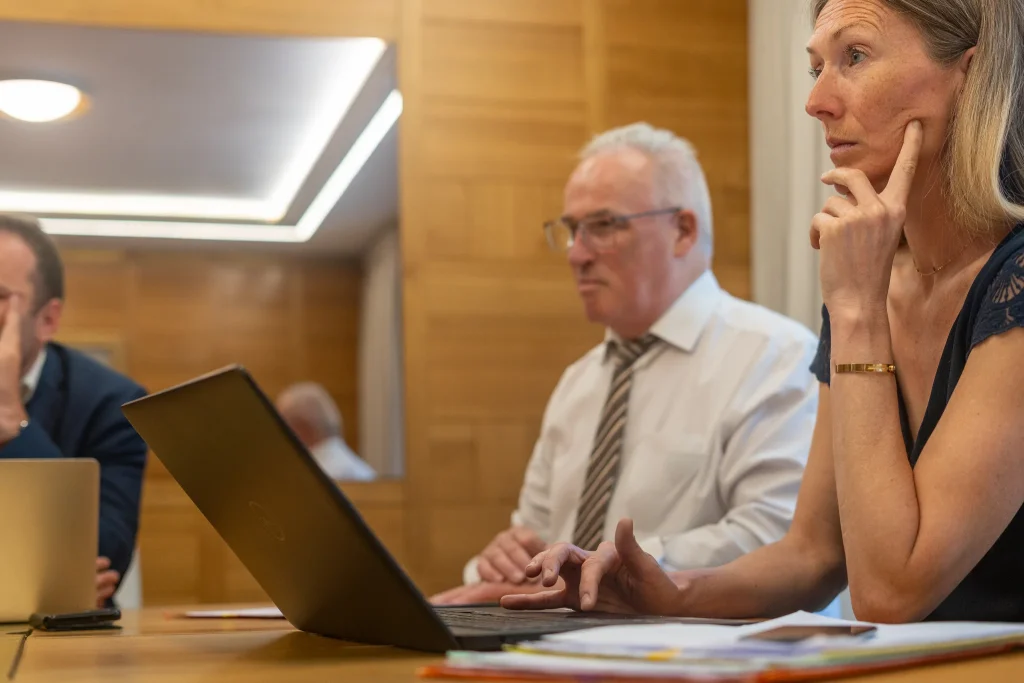 Consultant de Board Search présentant une sélection de candidats en réunion