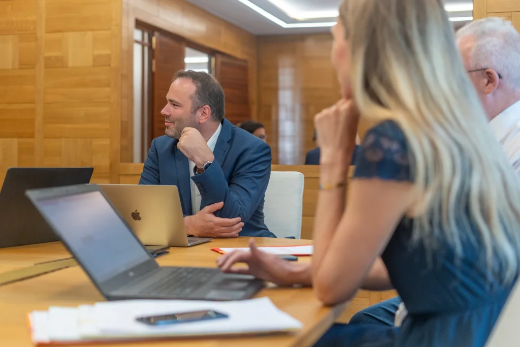 Consultant de Board Search en échange avec une cliente autour d’une table de réunion