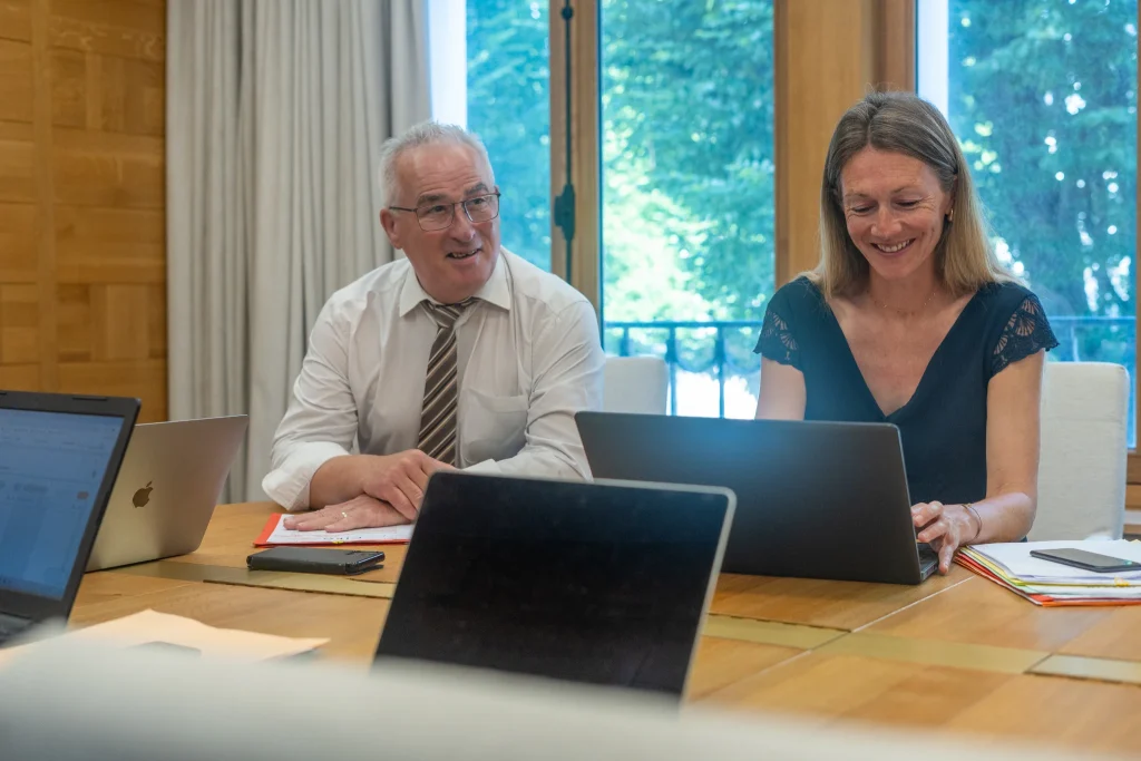 Réunion de travail de l’équipe Board Search dans les bureaux du cabinet