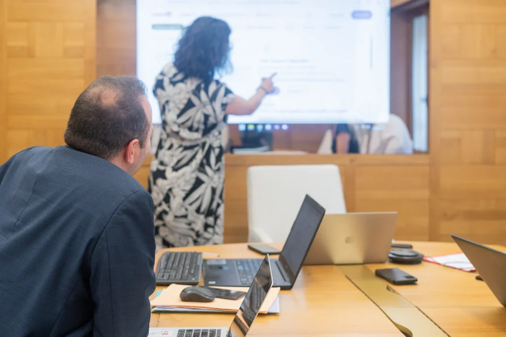 Consultante de Board Search présentant une cartographie de marché sur écran