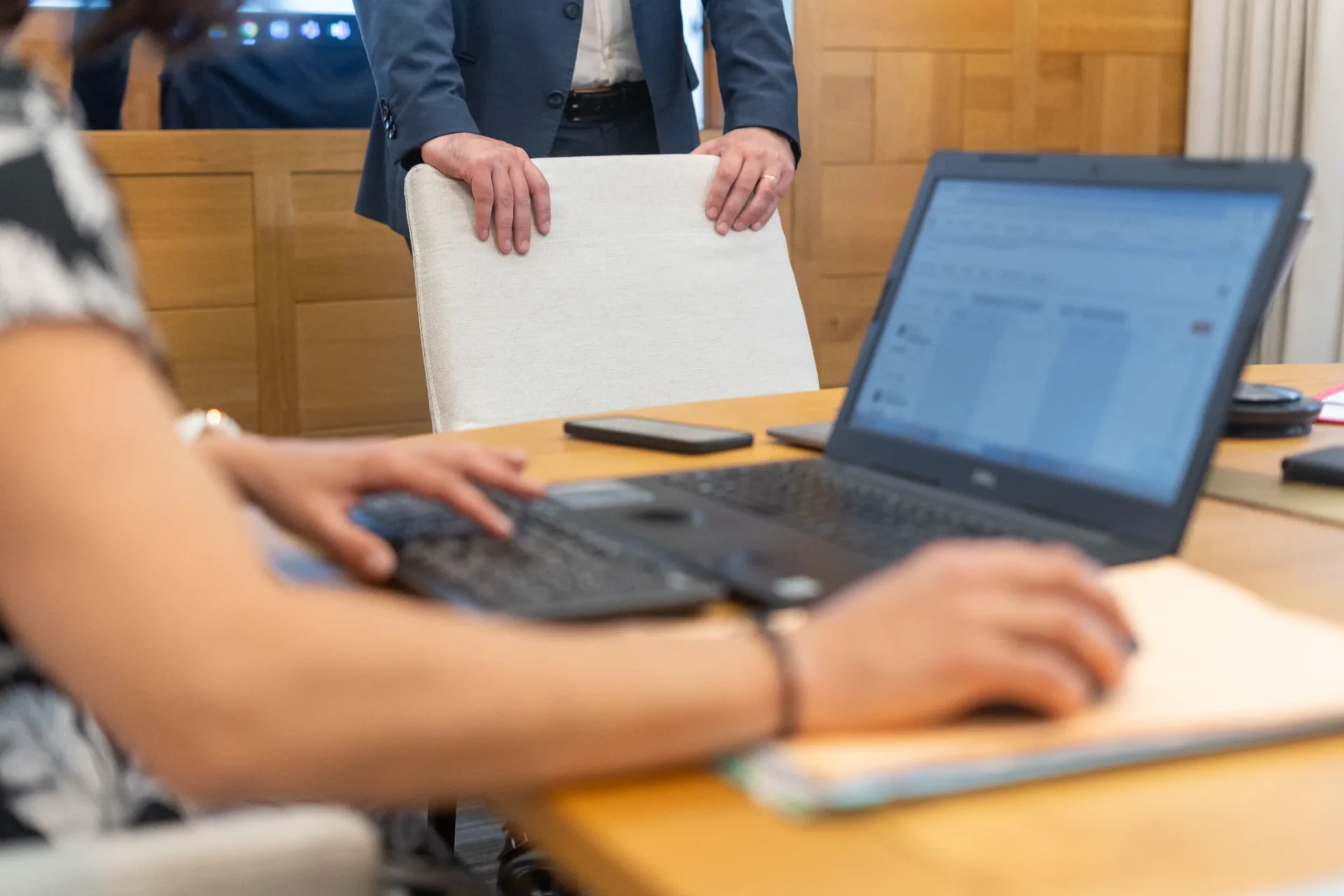 Consultant de Board Search analysant une cartographie de candidats
