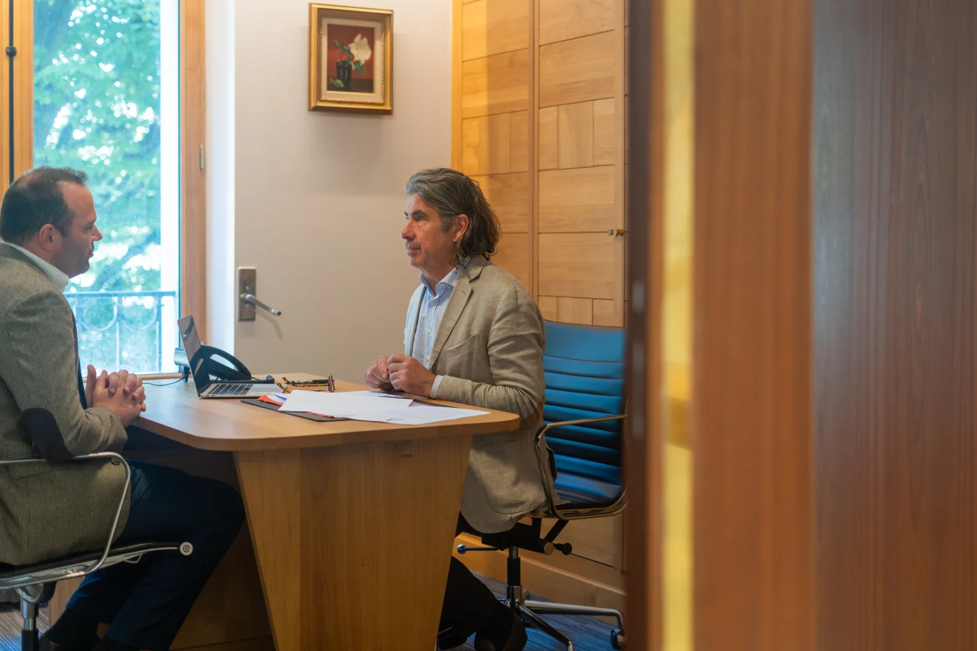 Consultant de Board Search dans son bureau