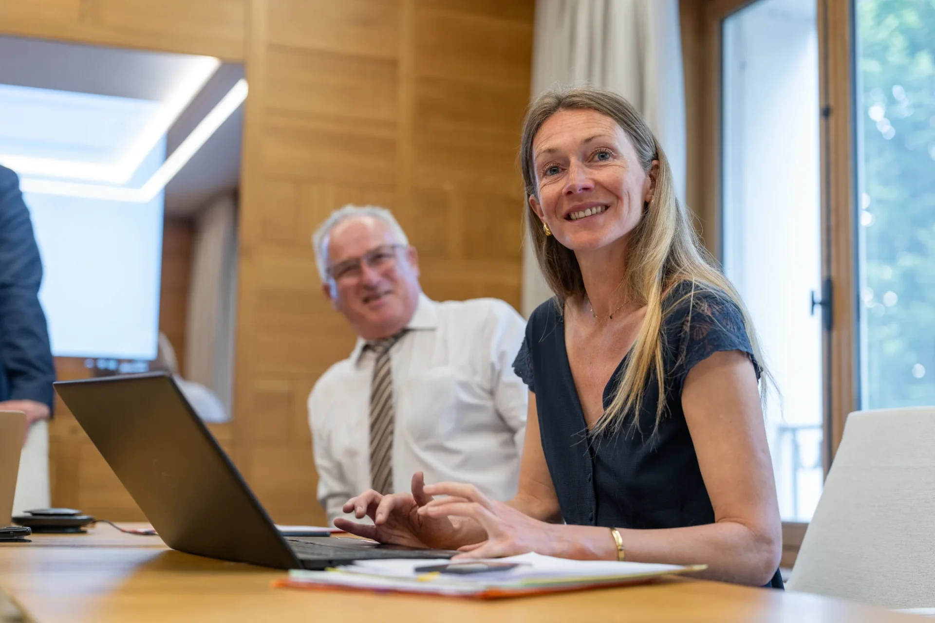 Consultants de Board Search en réunion autour d’un ordinateur
