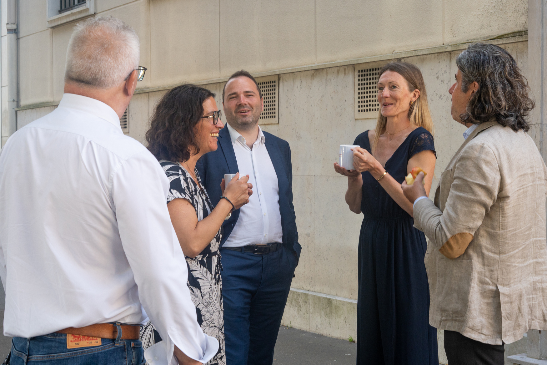 Consultants de Board Search en discussion à l’extérieur du cabinet