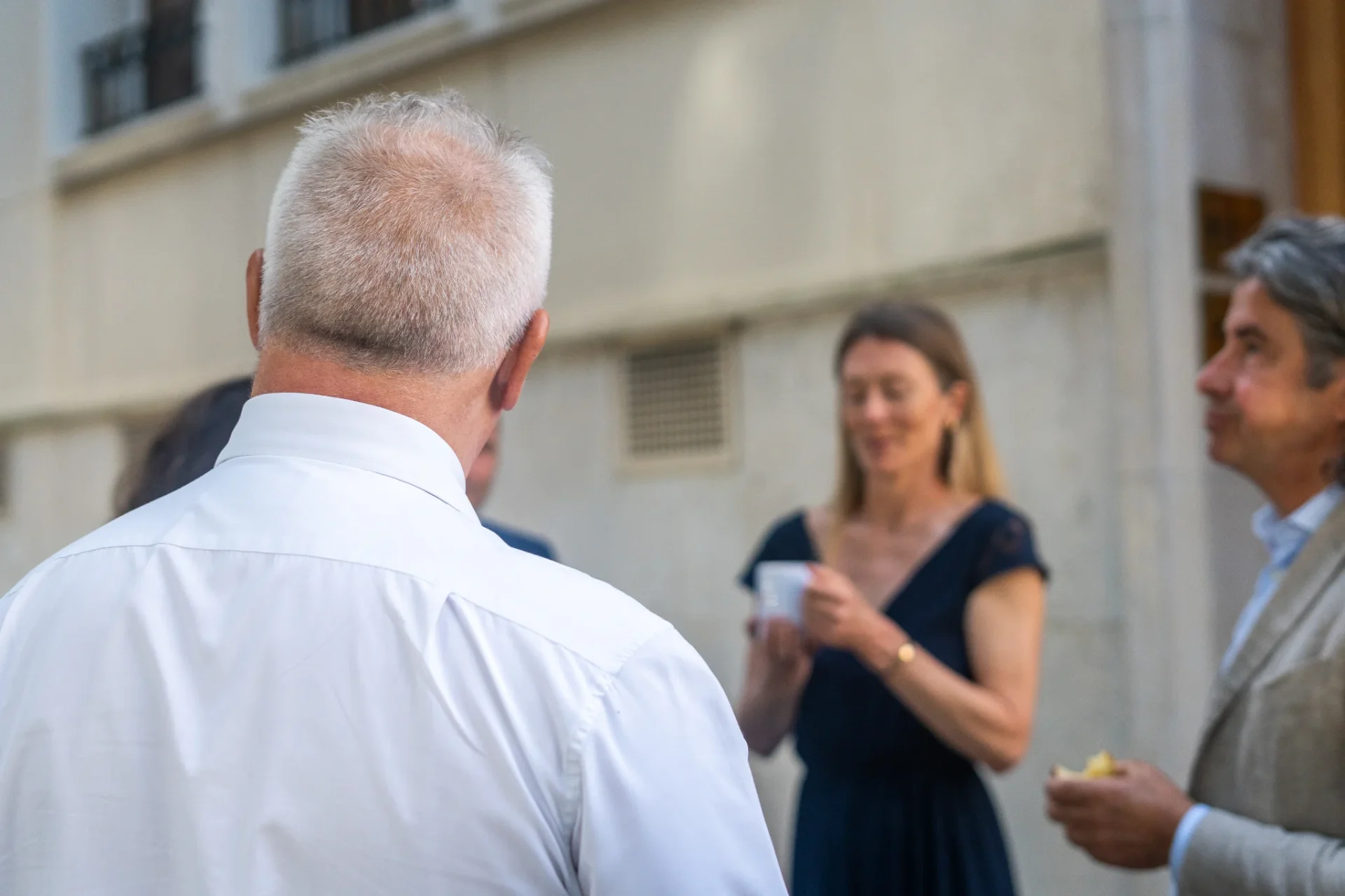 Consultants de Board Search échangeant à l’extérieur de leurs bureaux
