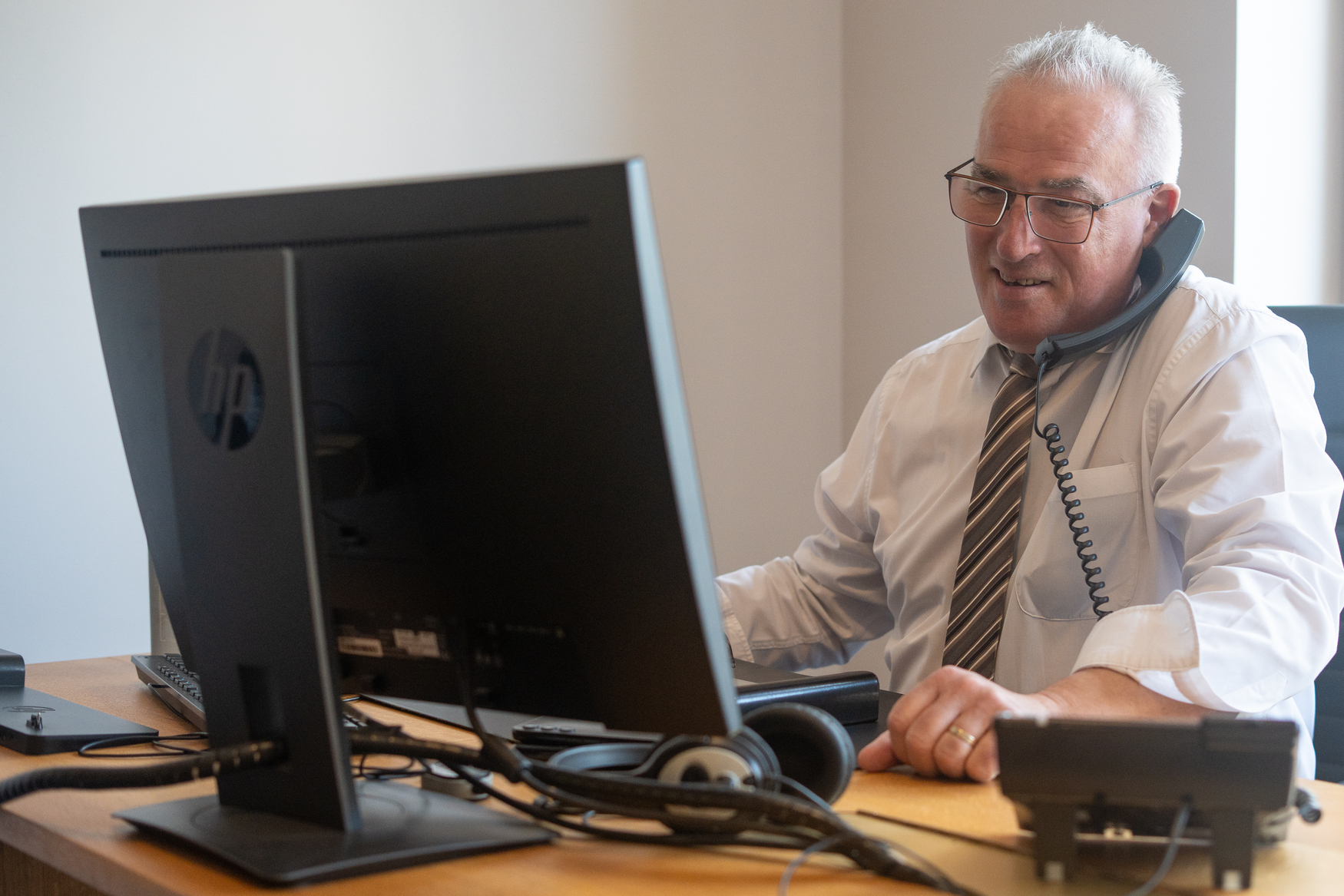 Consultant de Board Search au téléphone devant son ordinateur