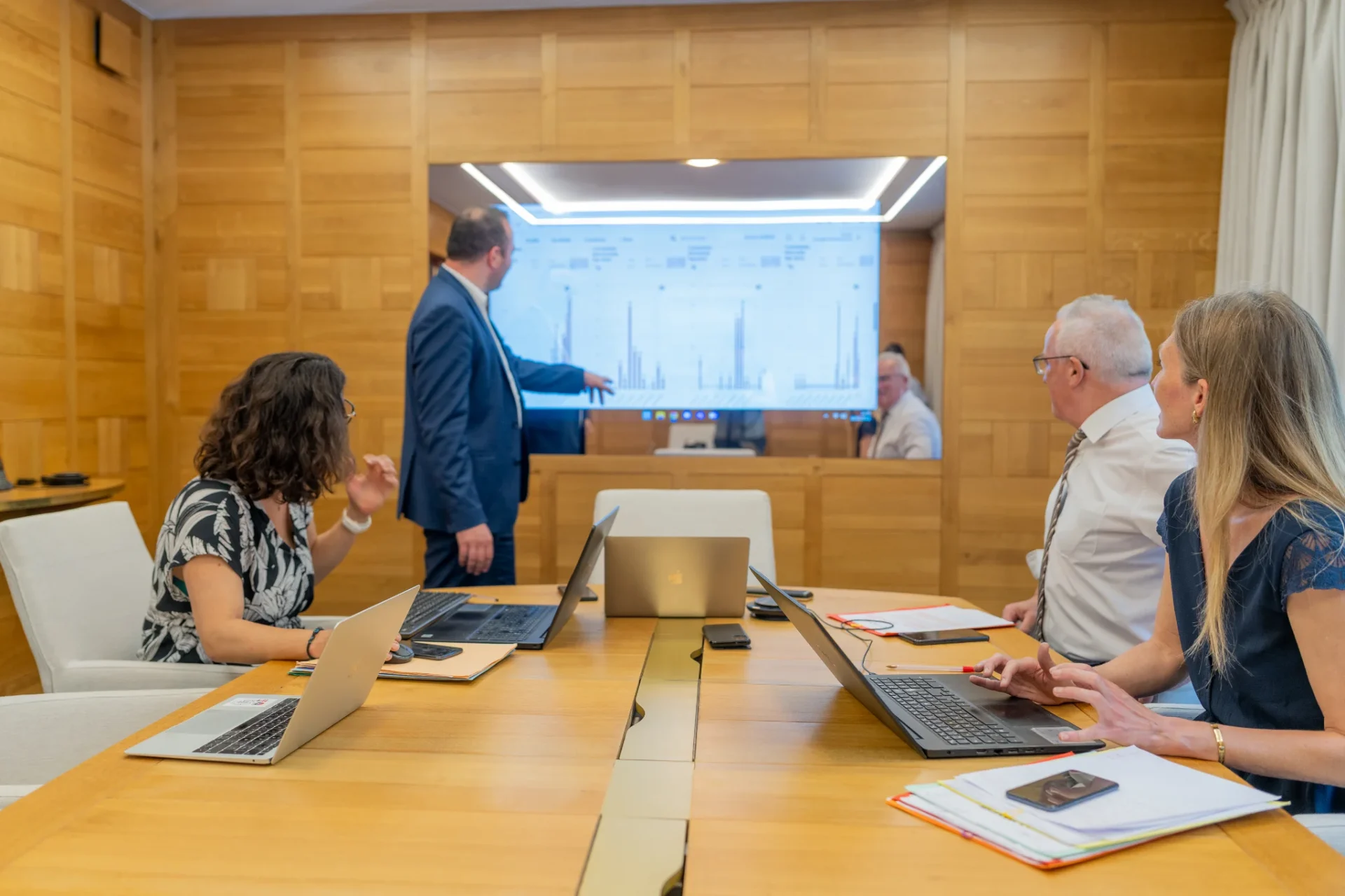 Réunion de travail de l’équipe Board Search devant un écran