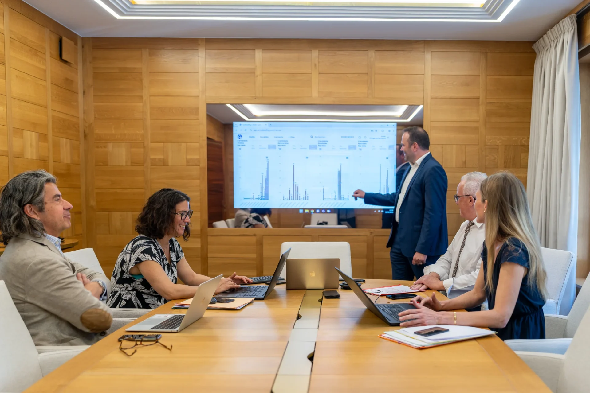Présentation d’une mission de recrutement sur écran chez Board Search
