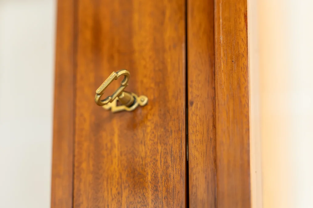 Poignée en laiton sur une porte en bois noble dans les bureaux de Board Search, cabinet de recrutement de dirigeants