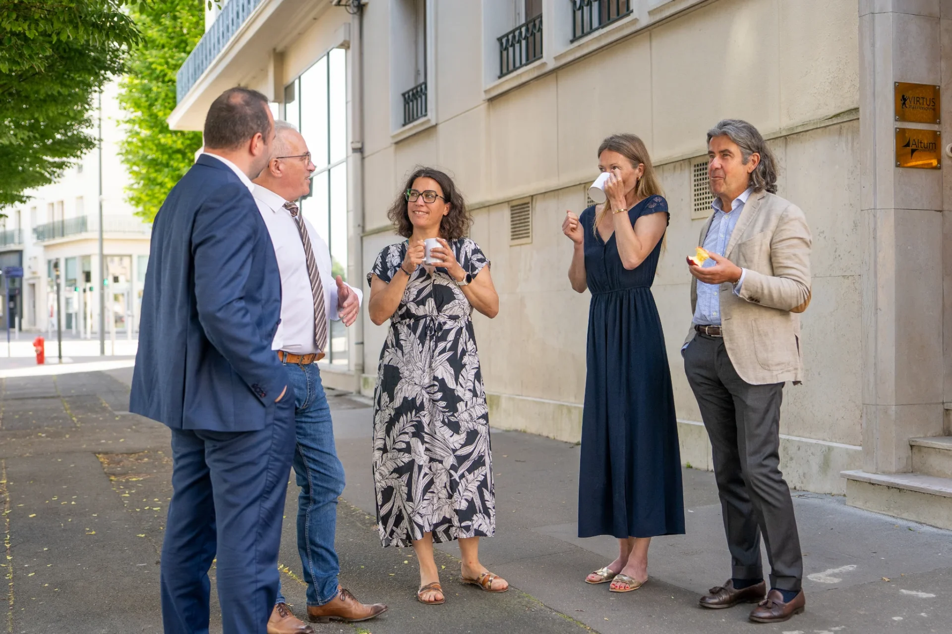 Échange entre consultants de Board Search devant leurs bureaux