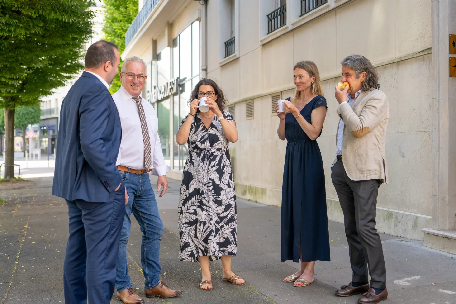 L’équipe de Board Search en discussion devant l’entrée du cabinet
