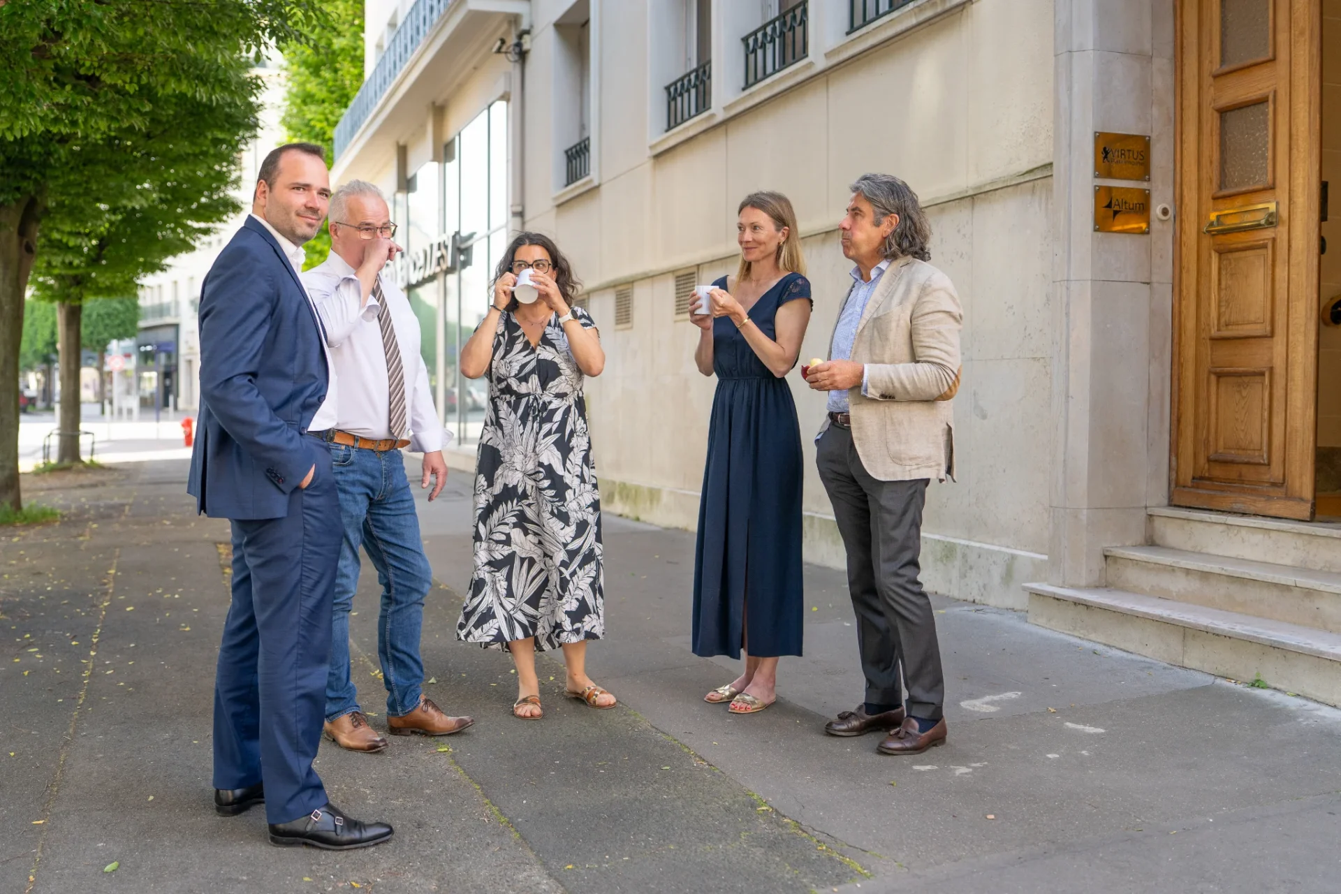 L’équipe de Board Search devant ses bureaux