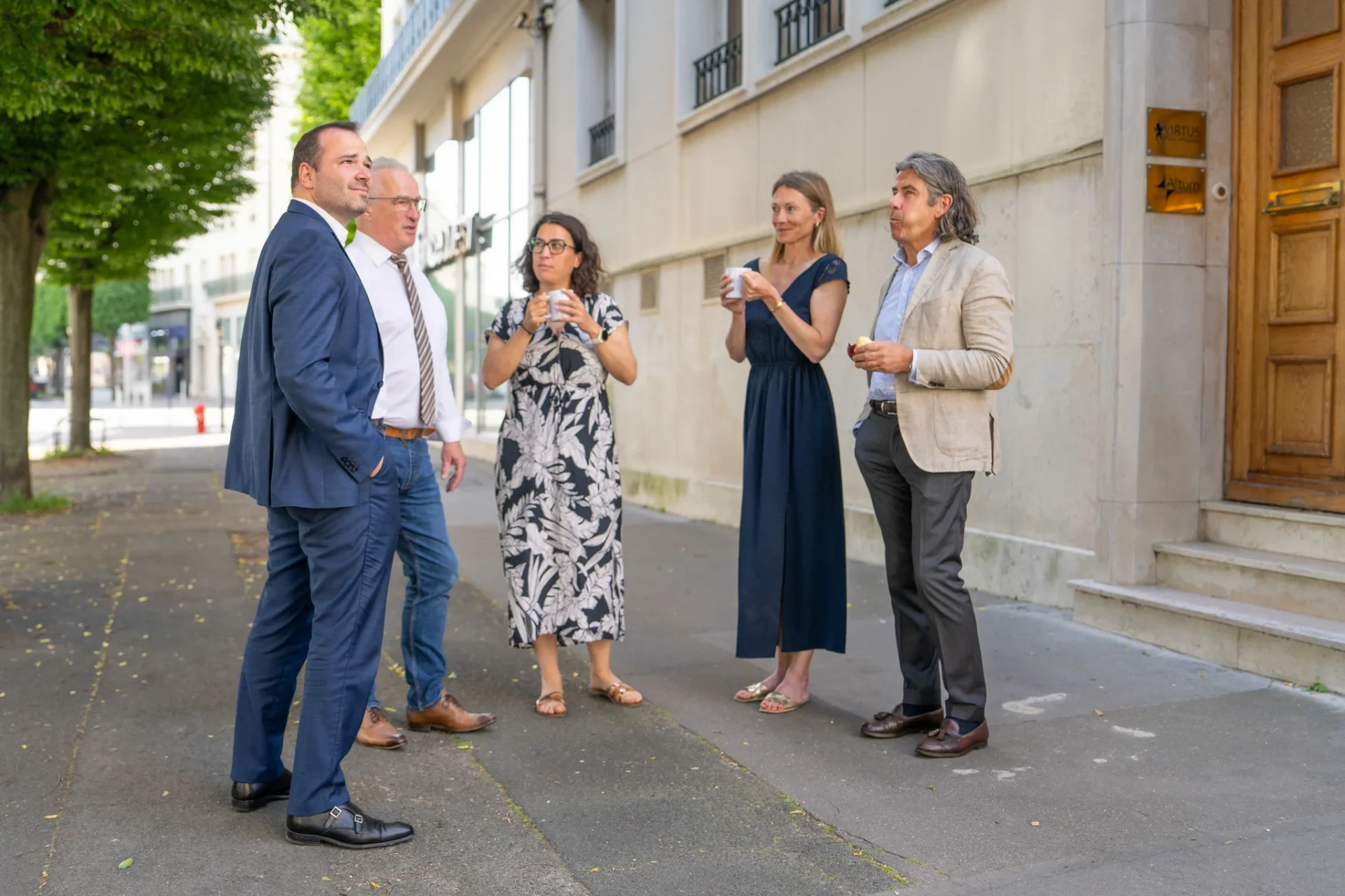 Consultants de Board Search en discussion dans la rue