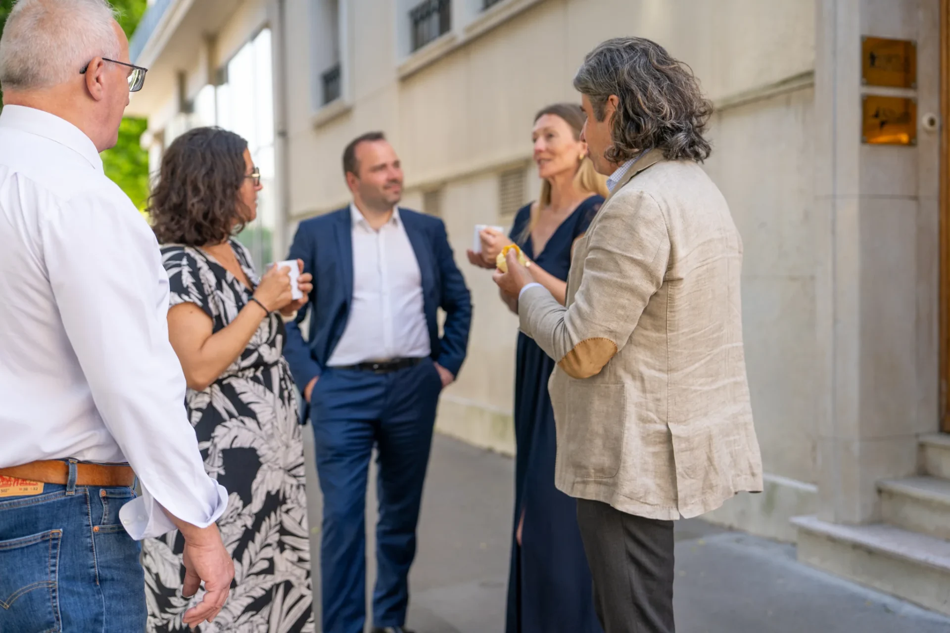 L’équipe de Board Search échangeant devant ses bureaux