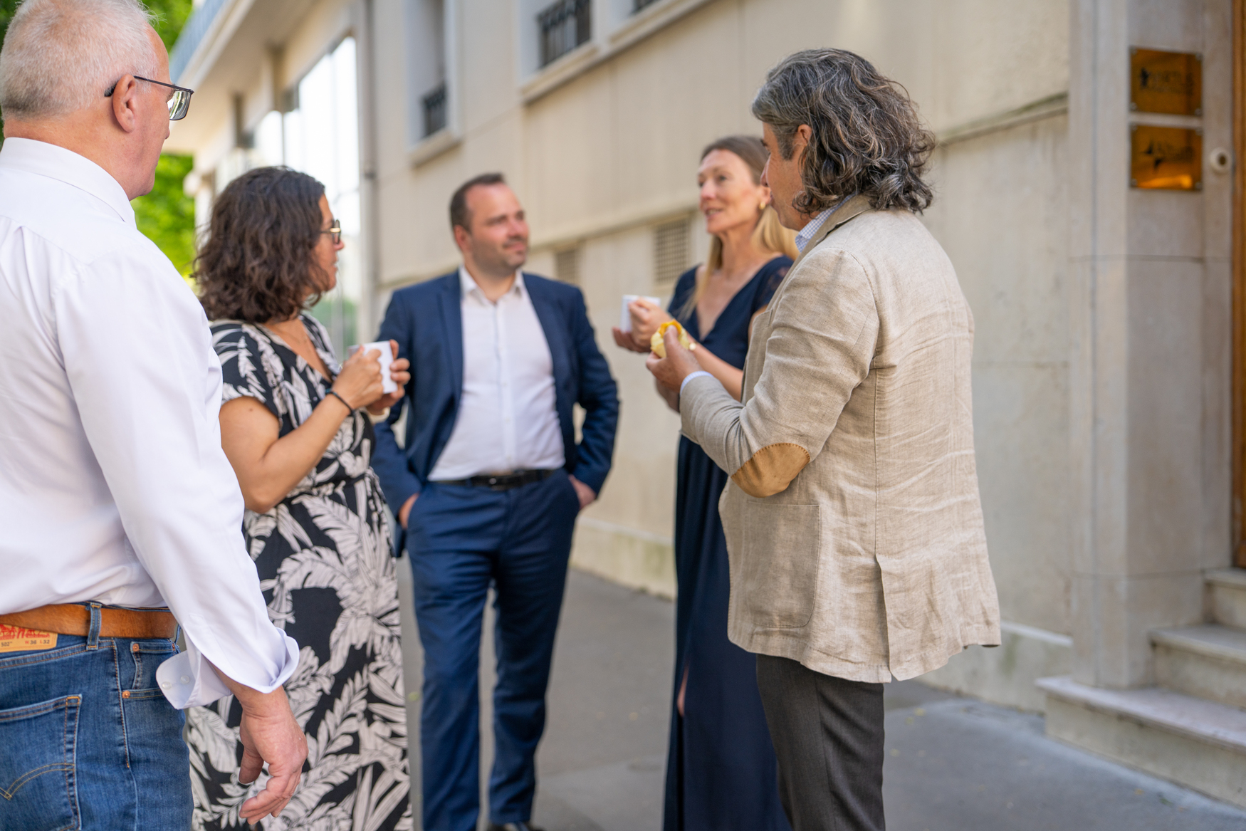 Échange entre consultants de Board Search devant leurs bureaux