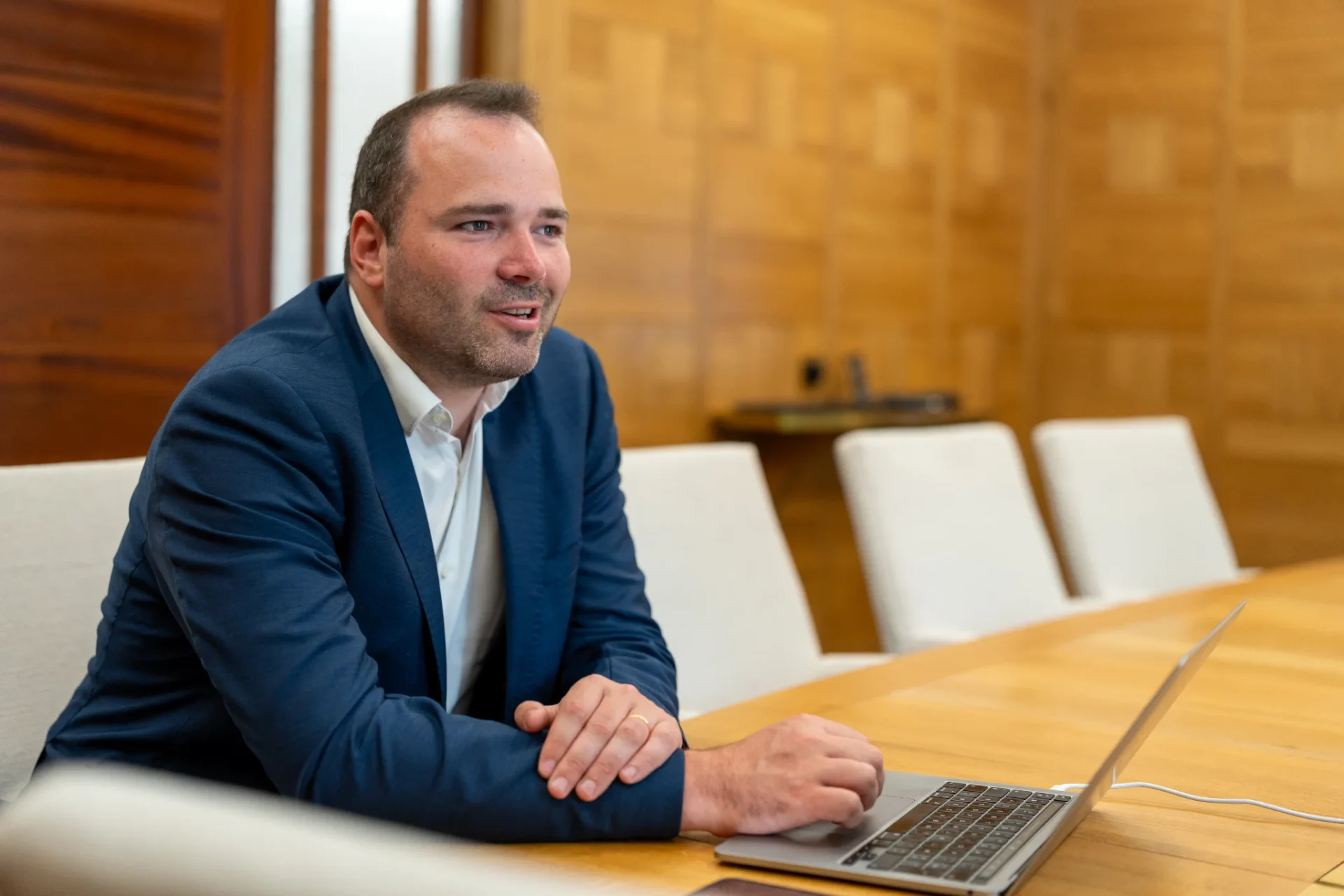Consultant de Board Search à son bureau