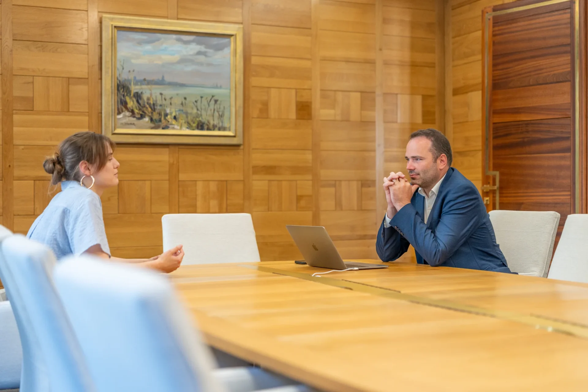 Consultant de Board Search en réunion dans ses bureaux