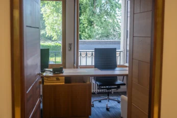 Bureau de consultant de Board Search ouvert sur un jardin