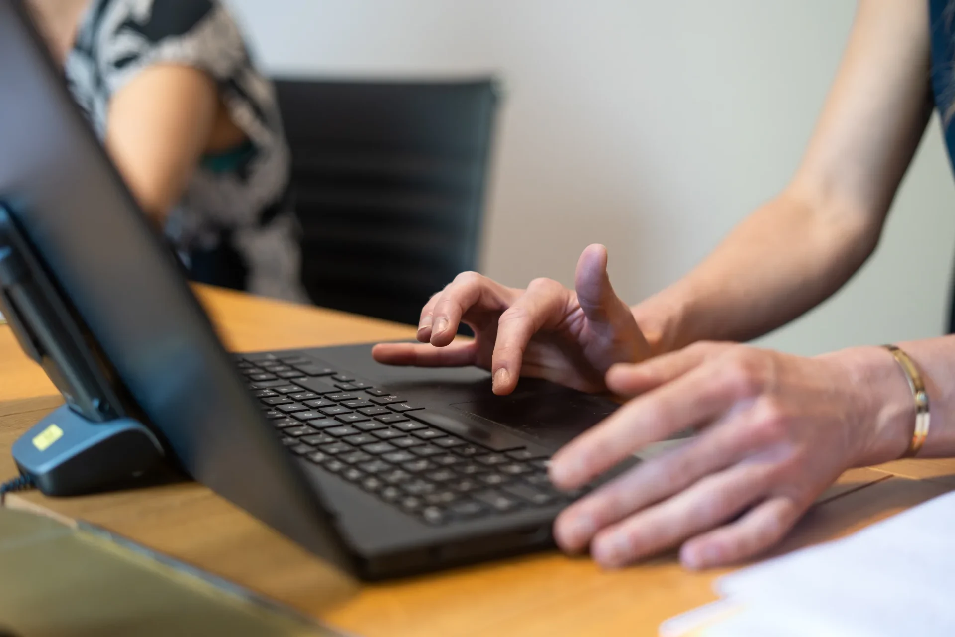 Consultante de Board Search rédigeant un compte rendu de mission