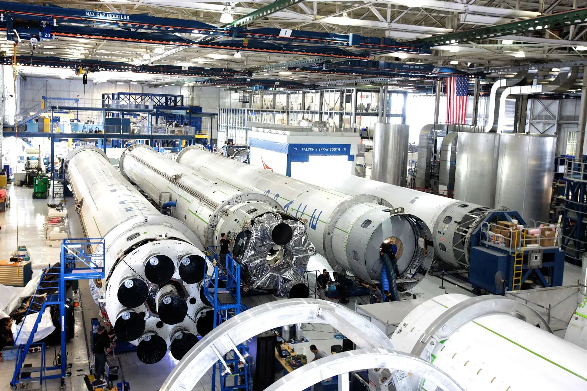 Ligne d’assemblage de modules spatiaux dans un hall industriel