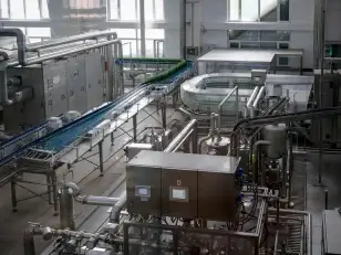 Ligne de production automatisée dans une usine agroalimentaire