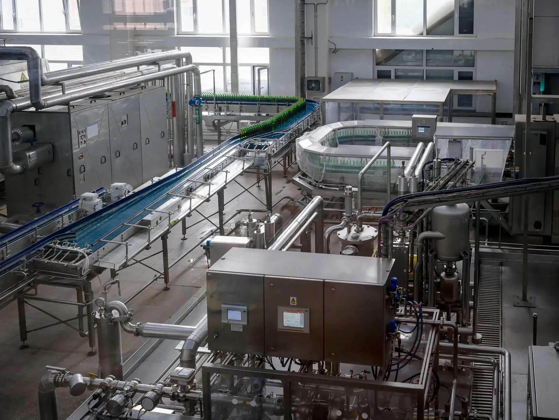 Ligne de production automatisée dans une usine agroalimentaire