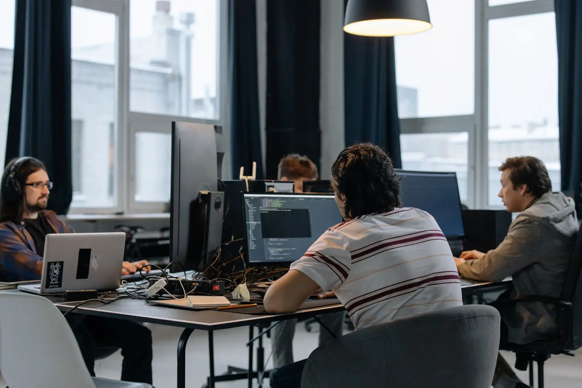 Équipe de développeurs travaillant dans un bureau