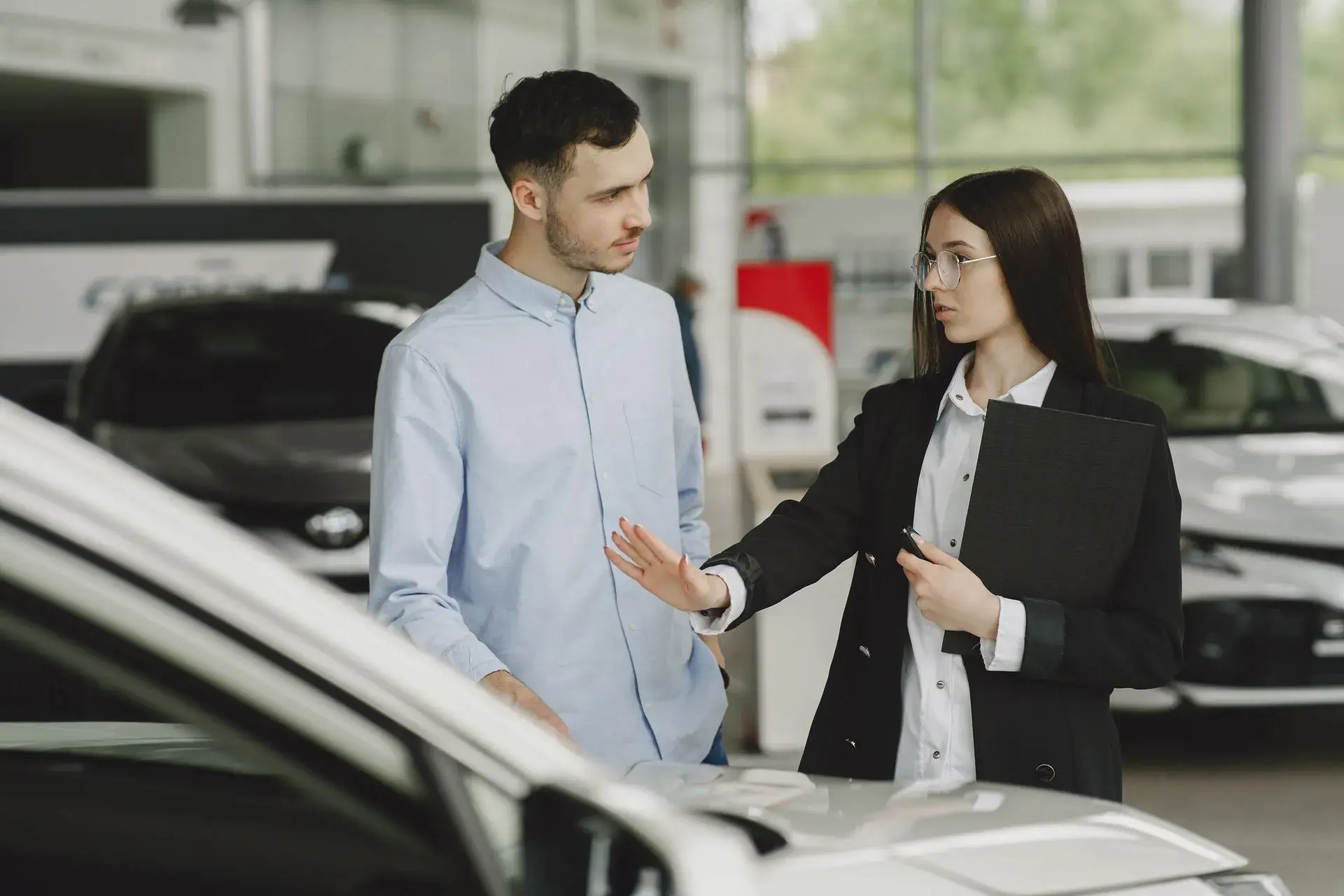 Vendeur et client dans une concession automobile