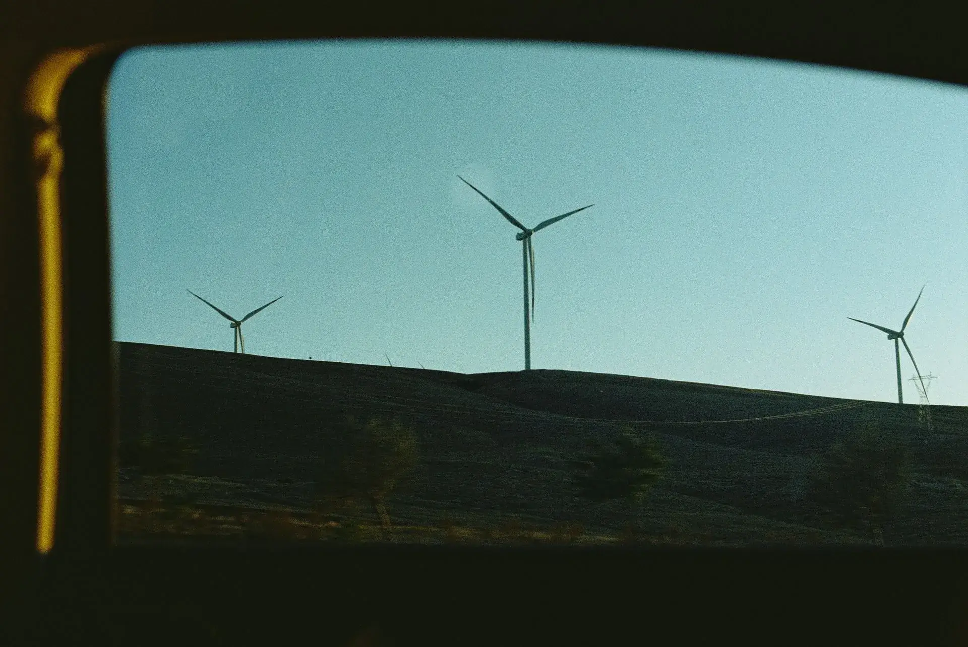 Éoliennes sur une colline