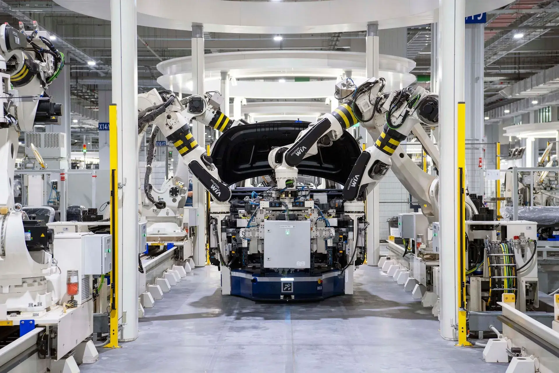 Robots assemblant une voiture sur une chaîne de production automobile