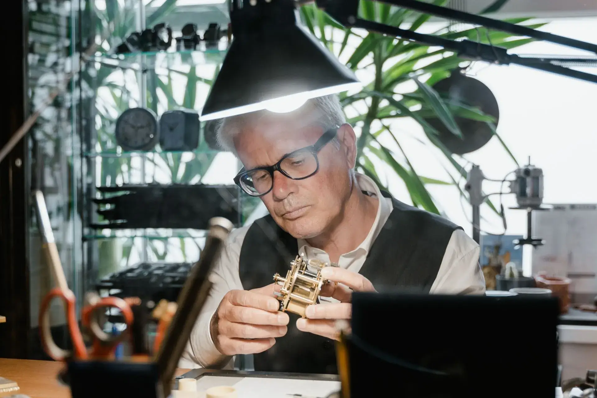 Horloger travaillant dans son atelier