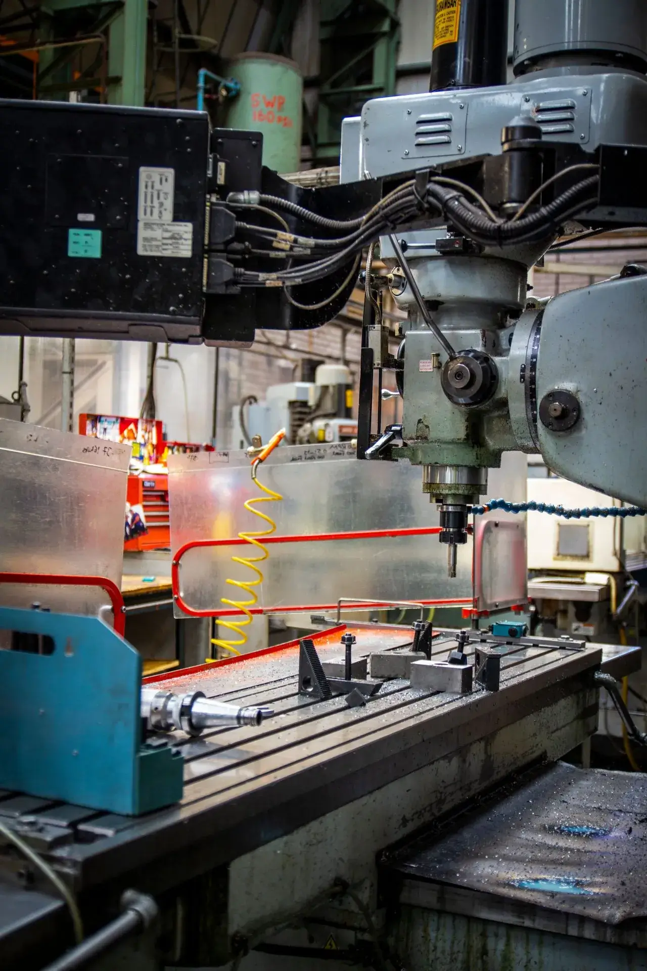 Tour à commande numérique dans un atelier d’usinage