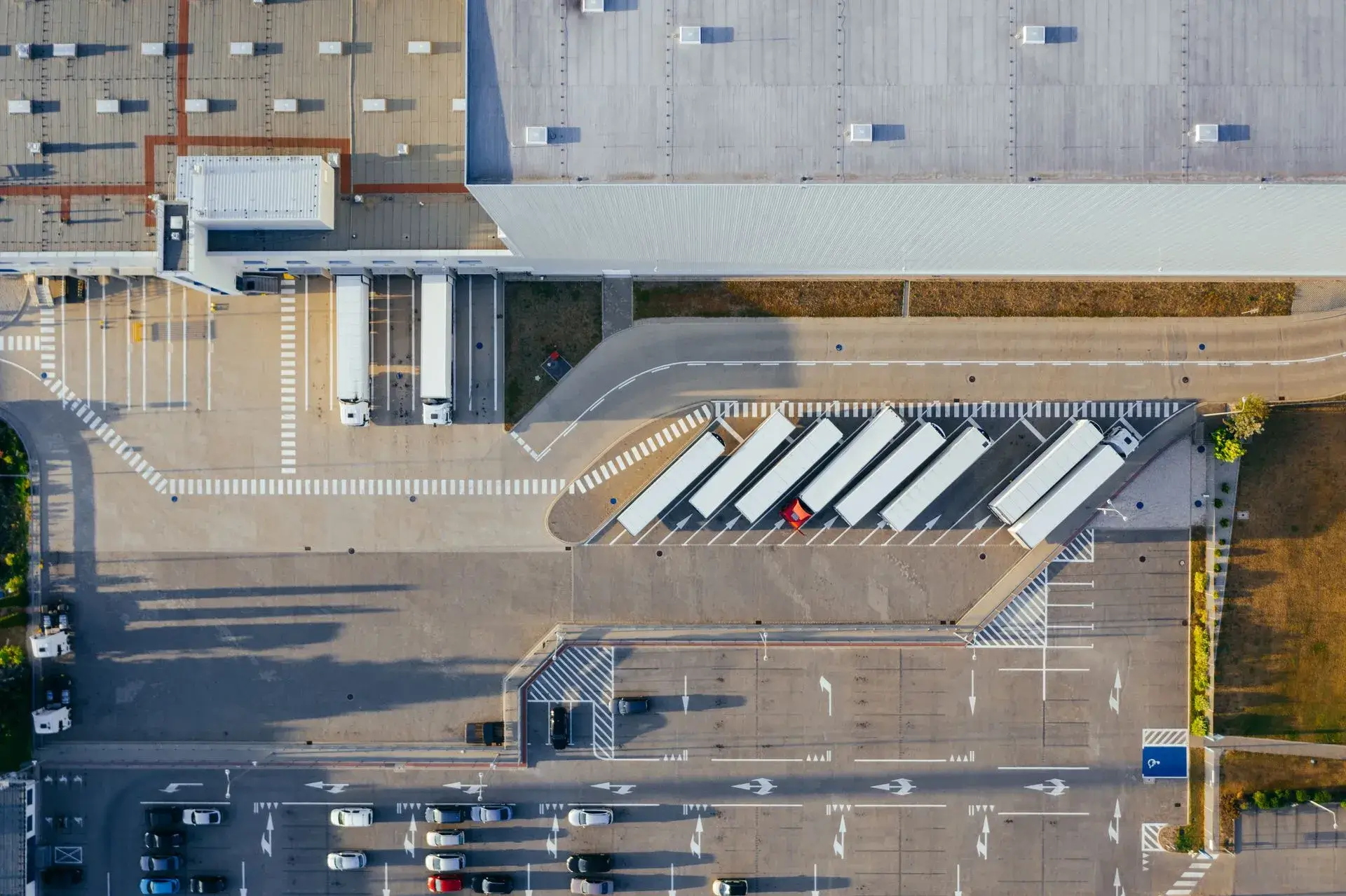 Vue aérienne d’une plateforme logistique avec camions
